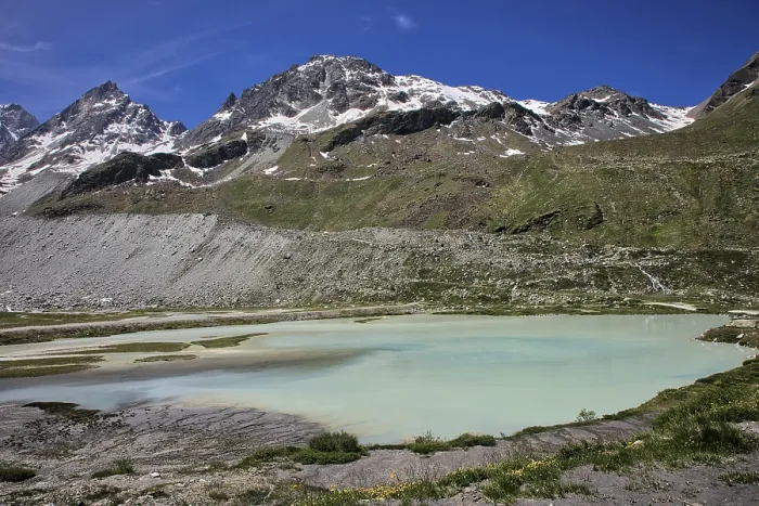 Framed Print : Mountain lake with turquoise-coloured water