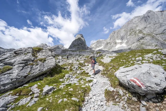 Framed Print : Mountaineers climbing the Hochkoenig