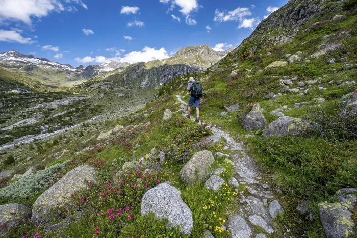Framed Print : Mountaineers on a hiking trail in front of a picturesque mountain landscape