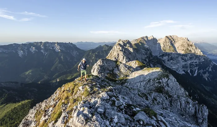 Framed Print : Mountaineers at the summit of the Scheffauer in the atmospheric evening light