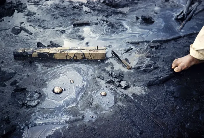 Framed Print : Moving stream of tar carrying pieces of wood, La Brea Pitch Lake, Trinidad, early 1960s