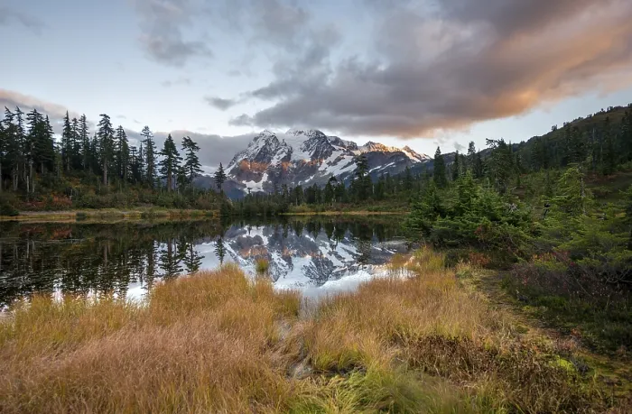 Framed Print : Mt. Shuksan glacier with snow reflecting in Picture Lake Framed Print : Mt. Shuksan glacier with snow reflecting in Picture Lake
