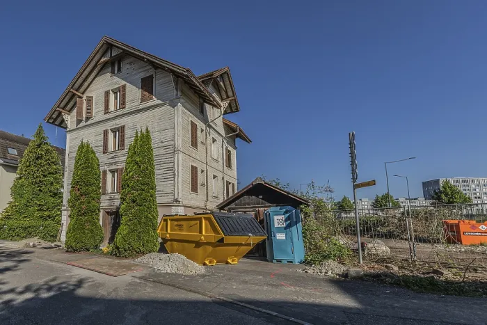 Framed Print : Multi-storey residential building built in 1903 in front of demolition