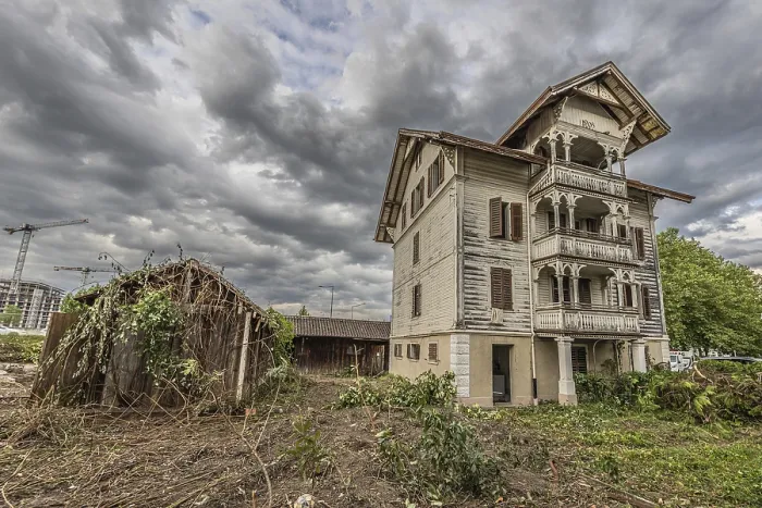 Framed Print : Multi-storey residential building built in 1903 in front of demolition