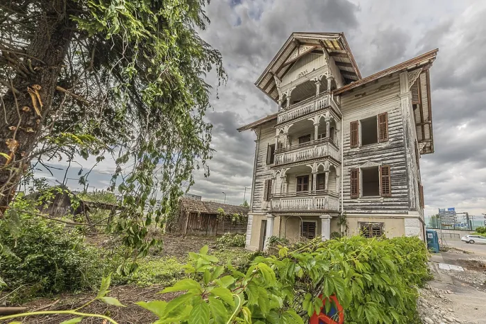 Framed Print : Multi-storey residential building built in 1903 in front of demolition