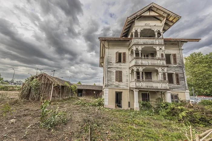 Framed Print : Multi-storey residential building built in 1903 in front of demolition