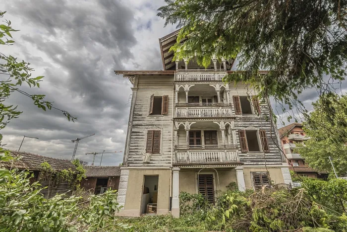 Framed Print : Multi-storey residential building built in 1903 in front of demolition