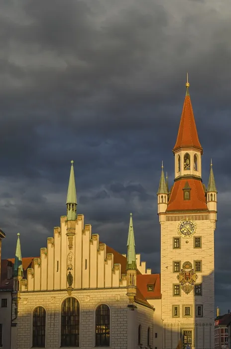 Framed Print : MUNCHEN, GERMANY - JULY 25, 2015: Sunset view of Marienplatz central square with the Old Town Hall Framed Print : MUNCHEN, GERMANY - JULY 25, 2015: Sunset view of Marienplatz central square with the Old Town Hall