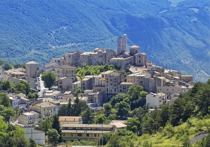 Framed Print : The municipality of Castel del Monte in the Gran Sasso National Park in Abruzzo