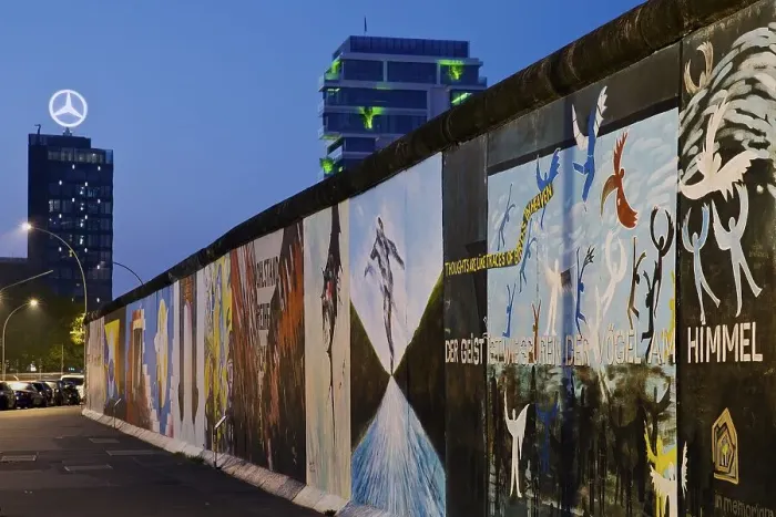 Framed Print : Mural on the Berlin Wall with Mercedes star Framed Print : Mural on the Berlin Wall with Mercedes star