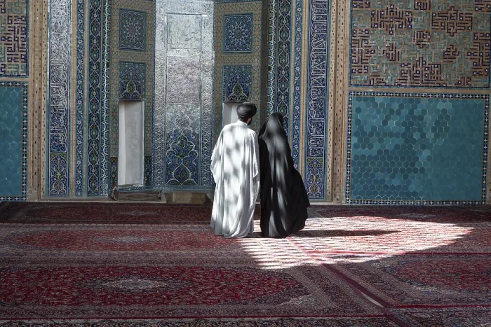 Framed Print : Muslim couple in the Jameh Mosque, Yazd, Iran