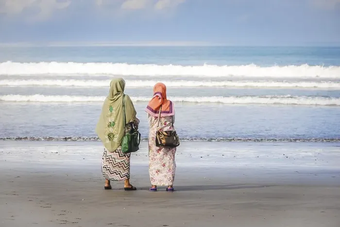 Framed Print : Muslim women at the beach in Bali