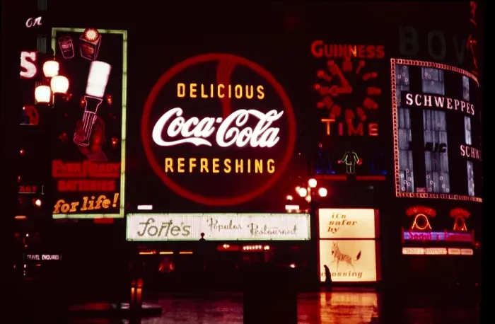 Framed Print : Naechtliche Leuchtreklame am Piccadilly Circus, London, England, Vereinigtes Koenigreich 1957 - Coca-Cola-Schild ueber dem Restaurant Fortes, Guinness Time Clock, Ever Ready-Batterien, Schweppes