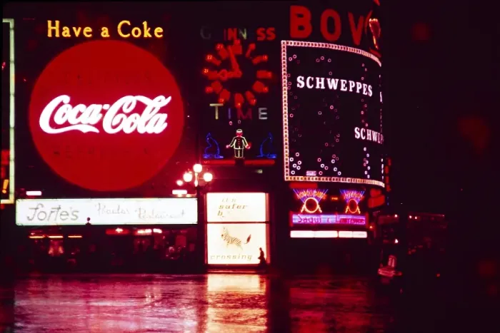 Framed Print : Naechtliche Leuchtreklame am Piccadilly Circus, London, England, Vereinigtes Koenigreich 1957 - Coca-Cola-Schild ueber dem Restaurant Fortes, Guinness Time Clock, Ever Ready-Batterien, Schweppes
