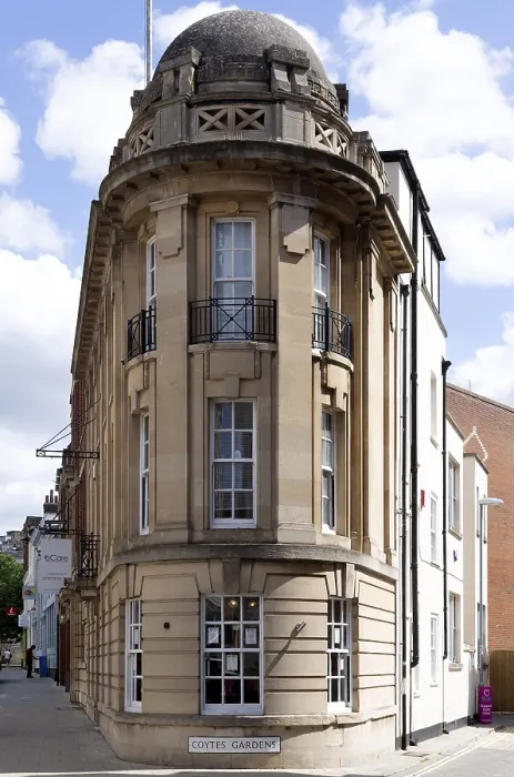 Framed Print : Narrow building on corner of Coytes Gardens in town centre of Ipswich