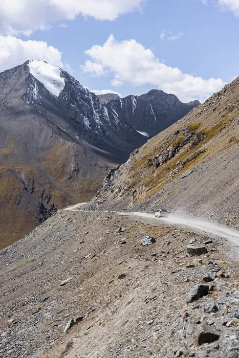Framed Print : Narrow gravel track in mountain landscape at Chong Ashuu Pass