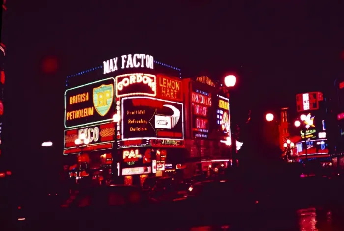 Framed Print : Neon-Werbeschilder bei Nacht Piccadilly Circus, London, England, UK 1957 - Max Factor, British Petroluem BP, Gordons, Lemon Hart, London Pavilion Kino mit Kirk Douglas in Paths of Glory