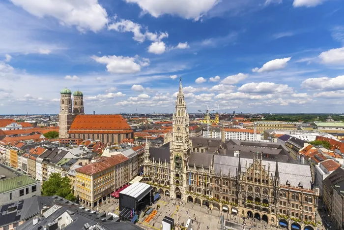 Framed Print : New Town Hall and Frauenkirche Church on Sunny Summer Day