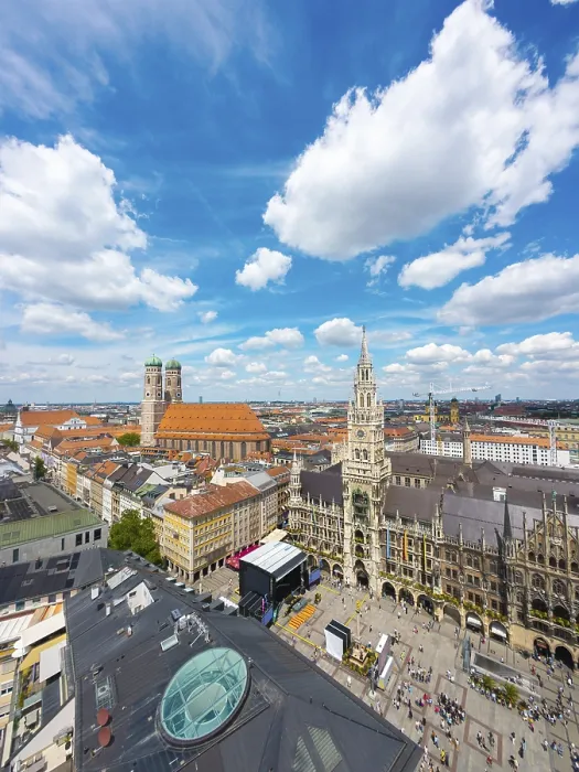 Framed Print : New Town Hall and Frauenkirche Church on Sunny Summer Day