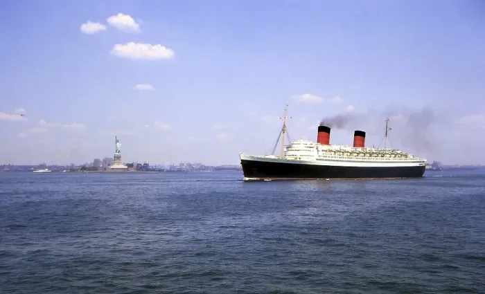 Framed Print : New York in 1966, Cunard cruise ship Queen Elizabeth passes the Statue of Liberty Framed Print : New York in 1966, Cunard cruise ship Queen Elizabeth passes the Statue of Liberty
