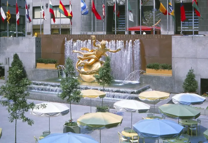 Framed Print : New York in 1966, Manhattan, Rockefeller Centre, Lower Plaza Framed Print : New York in 1966, Manhattan, Rockefeller Centre, Lower Plaza