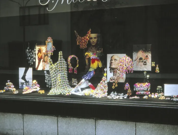 Framed Print : New York in 1966, Manhattan, window of a jewellery shop on 5th Avenue