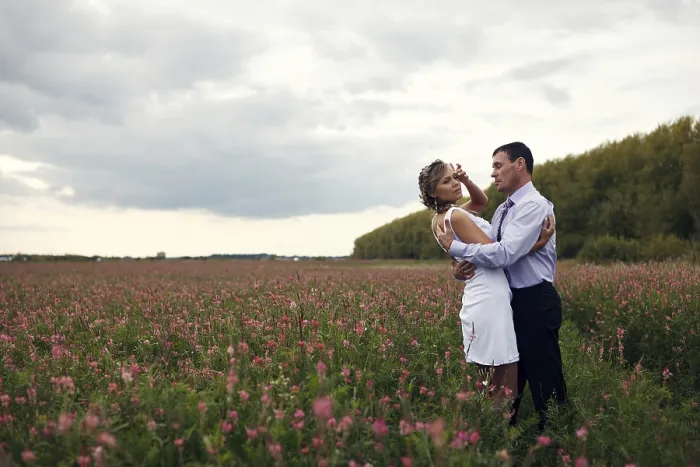 Framed Print : Newlyweds embraces outdoors. River on the background