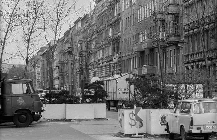 Framed Print : NGermany, Berlin, 21.04.1991, border bucket in Oderberger Strasse