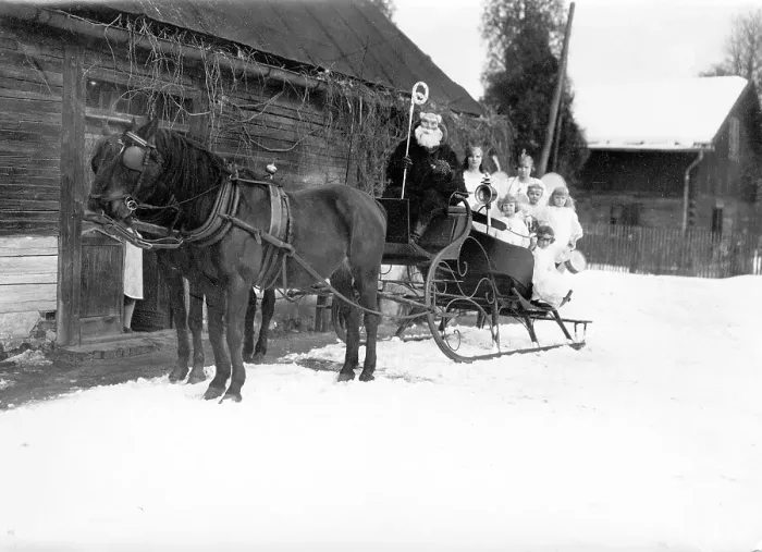 Framed Print : Nikolaus with sledge and children ca Framed Print : Nikolaus with sledge and children ca
