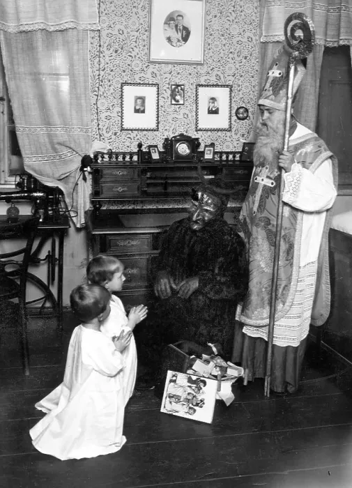 Framed Print : Nikolaus visits two children ca