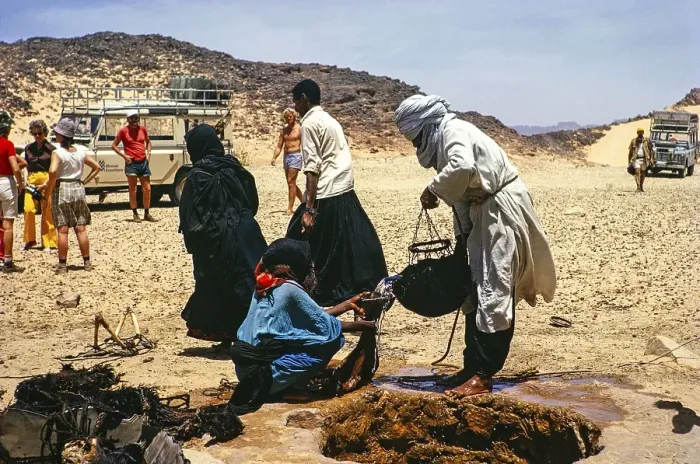 Framed Print : Nomads drawing water from a well, travelling group Minitrek Expeditions, near Djanet, Algeria, North Africa 1973, Africa Framed Print : Nomads drawing water from a well, travelling group Minitrek Expeditions, near Djanet, Algeria, North Africa 1973, Africa