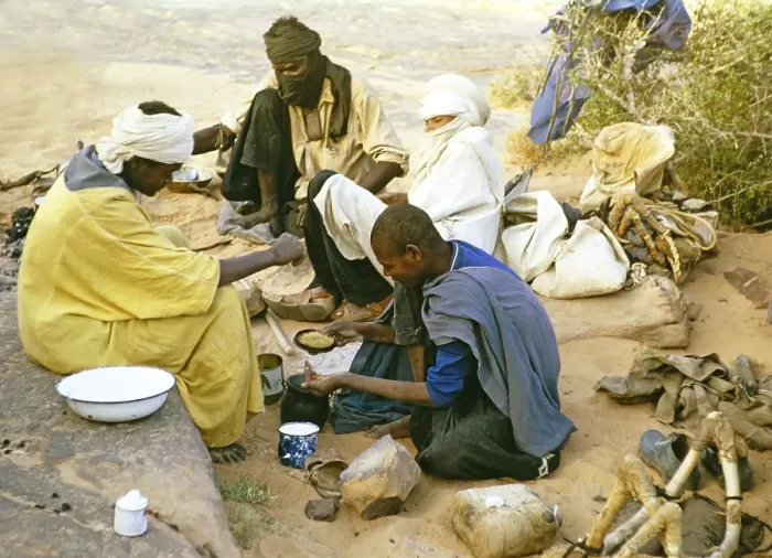 Framed Print : Nomads preparing a meal, Tassili Plateau, Sahara Desert, near Djanet, Algeria, North Africa 1973, Africa