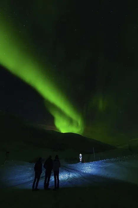 Framed Print : Northern lights over silhouetted figures on a snowy landscape Framed Print : Northern lights over silhouetted figures on a snowy landscape