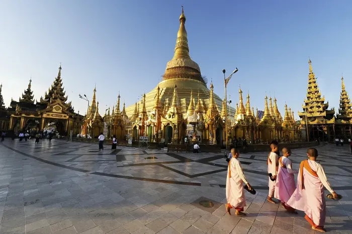 Framed Print : Nuns and tourists in front of the Shwedagon Pagoda in Yangon