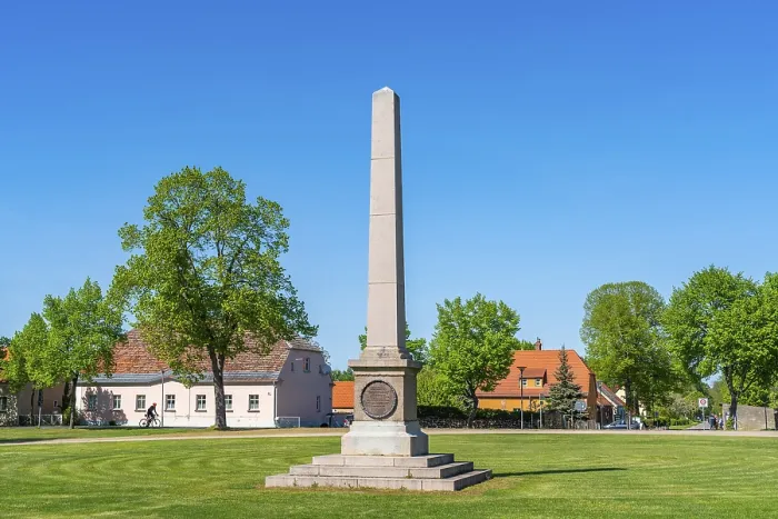 Framed Print : Obelisk in the ensemble of buildings at Neuhardenberg Castle
