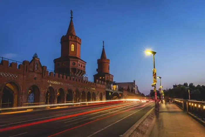 Framed Print : Oberbaum bridge between Kreuzberg and Friedrichshain at night Framed Print : Oberbaum bridge between Kreuzberg and Friedrichshain at night