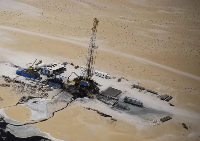 Framed Print : Oil industry in the Ras Tanura area, Saudi Arabia, drilling rig in the desert 1979, Asia Framed Print : Oil industry in the Ras Tanura area, Saudi Arabia, drilling rig in the desert 1979, Asia