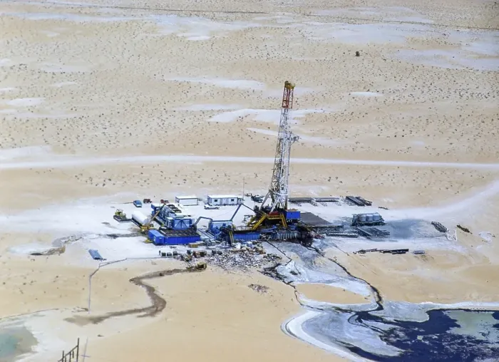 Framed Print : Oil industry in the Ras Tanura area, Saudi Arabia, drilling rig in the desert 1979, Asia Framed Print : Oil industry in the Ras Tanura area, Saudi Arabia, drilling rig in the desert 1979, Asia
