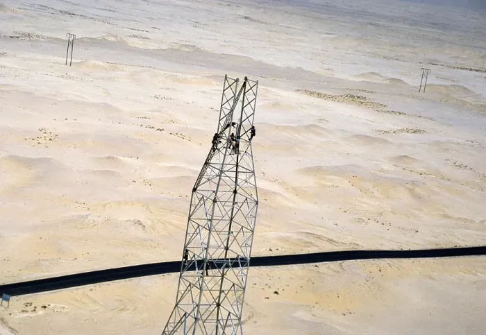 Framed Print : Oil industry in the Ras Tanura region, Saudi Arabia, 1979 Men building a drilling rig in the desert, Asia Framed Print : Oil industry in the Ras Tanura region, Saudi Arabia, 1979 Men building a drilling rig in the desert, Asia