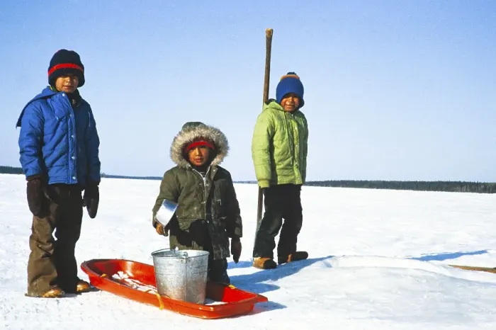 Framed Print : Ojibway community of Webequie First Nation, Eastwood Island, Northern Ontario, Canada 1978 Children collecting snow in buckets outside Framed Print : Ojibway community of Webequie First Nation, Eastwood Island, Northern Ontario, Canada 1978 Children collecting snow in buckets outside
