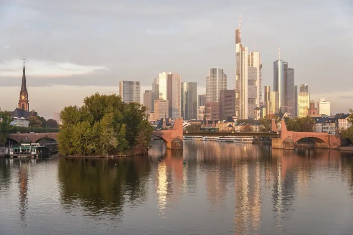 Framed Print : The Old Bridge over the Main with skyline