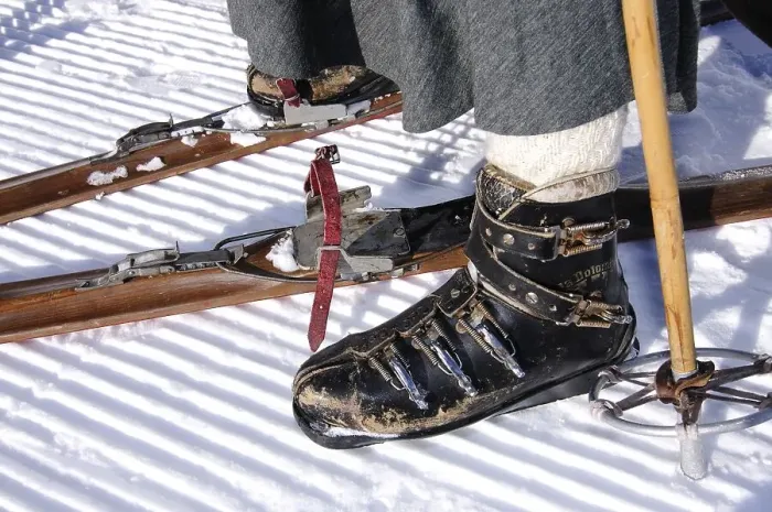 Framed Print : Old cable drum ski binding, nostalgic ski race