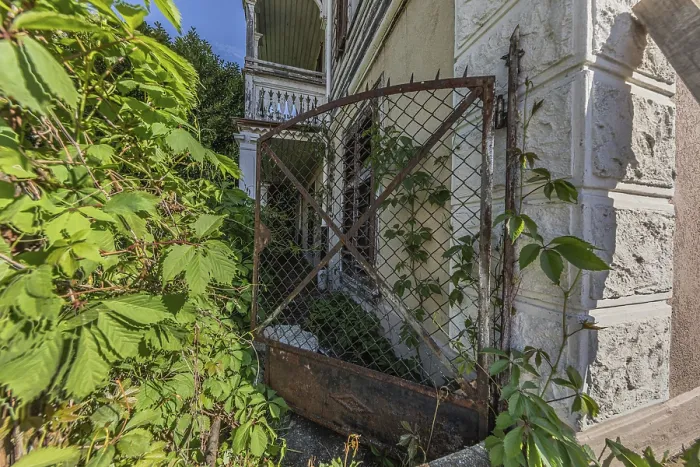 Framed Print : Old garden gate of a multi-storey residential building built in 1903 in front of demolition Framed Print : Old garden gate of a multi-storey residential building built in 1903 in front of demolition