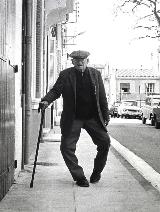 Framed Print : Old man with bow-legs, between 50s and 60s