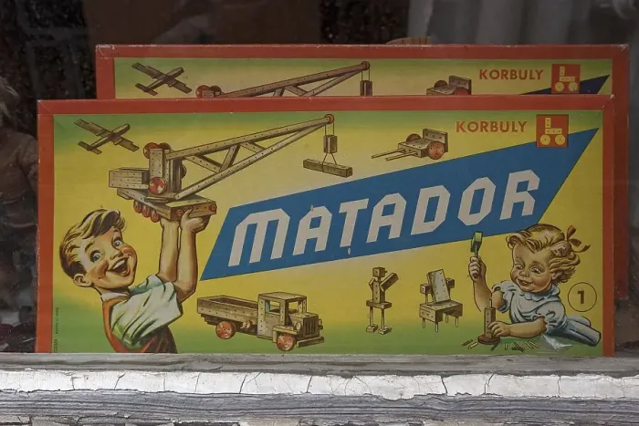 Framed Print : Old Matador construction set packaging from the 1950s in a shop window