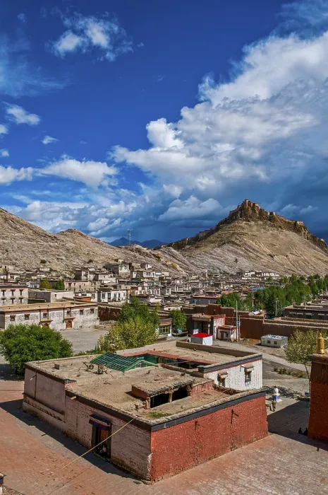 Framed Print : The old tibetan quarter before the Dzong