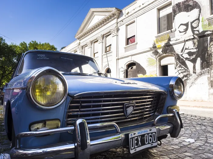 Framed Print : Oldtimer in front of a facade with graffiti