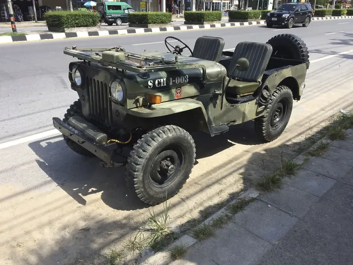 Framed Print : Original historic restored well-maintained US Jeep former army vehicle classic car