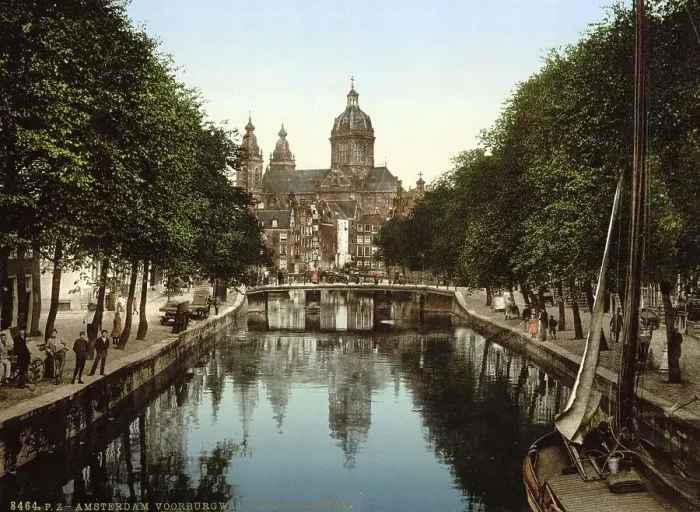 Framed Print : The Oudezijds Voorburgwal canal and the Sint Nicolaaskerk Framed Print : The Oudezijds Voorburgwal canal and the Sint Nicolaaskerk