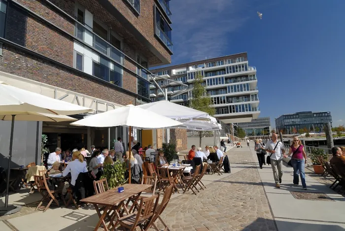 Framed Print : Outside gastronomy at the Dalmannkai-Promenade at the Kaiserkai (quay) in HafenCity in Hamburg Framed Print : Outside gastronomy at the Dalmannkai-Promenade at the Kaiserkai (quay) in HafenCity in Hamburg